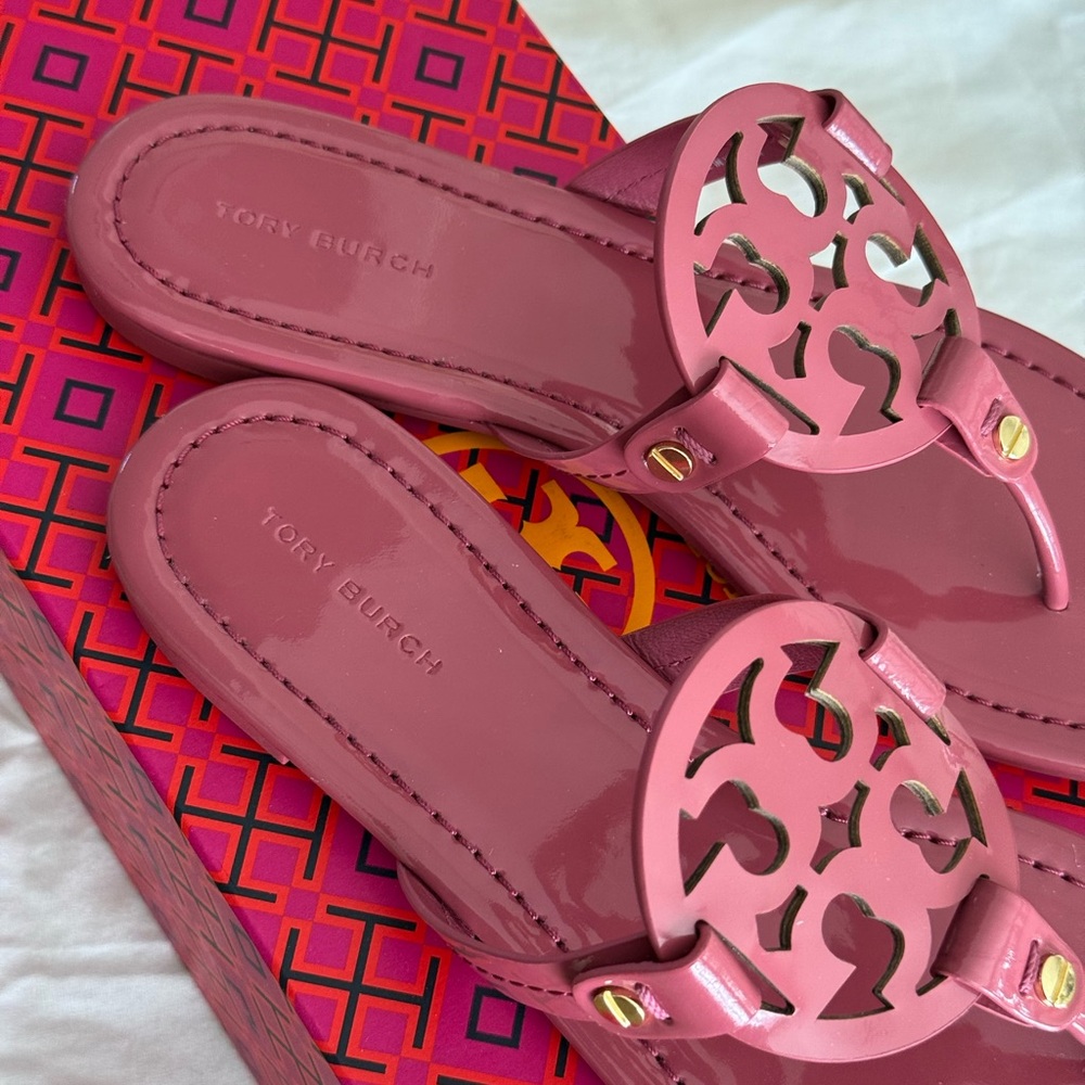 New Tory Burch miller patent leather sandals in washed berry color - Picture 3 of 8